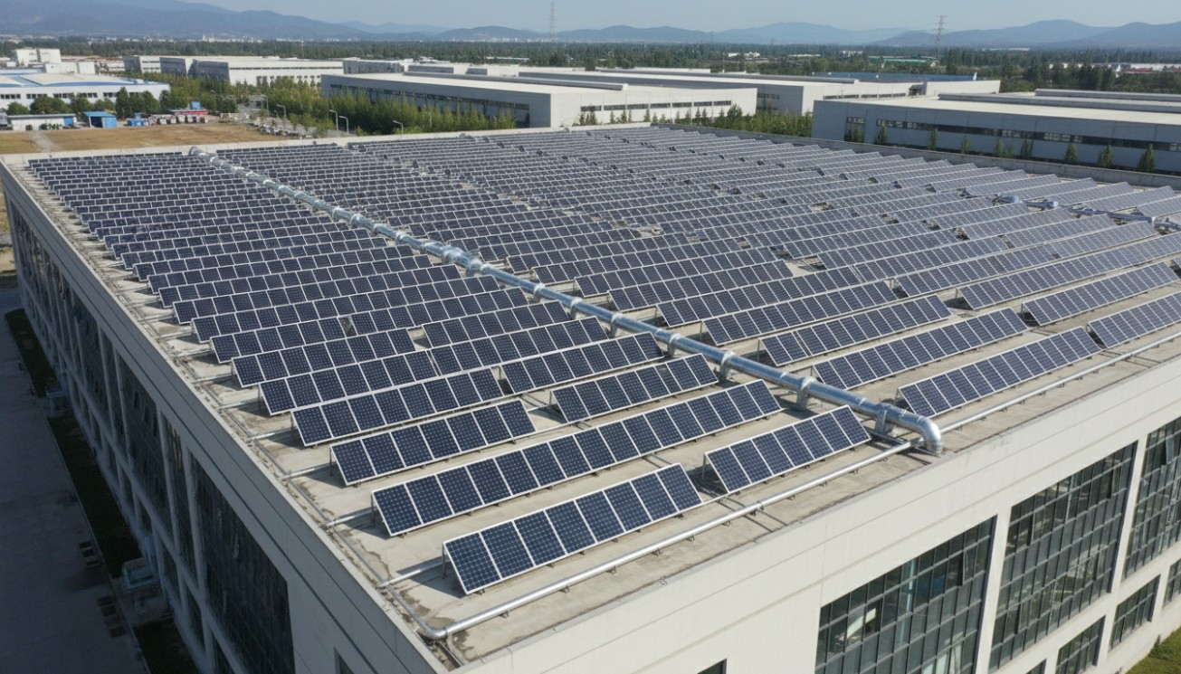 Large-scale flat plate solar collector roof project for industrial or commercial solar thermal preheating applications
